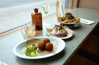 Pommes frites möter cocktails på Södermalm