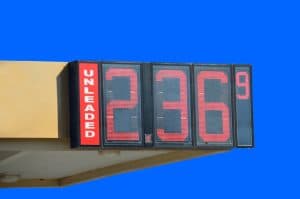 Digital display som visar priset på blyfri bensin på en bensinstation.