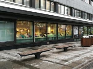 Exteriör av en Flying Tiger Copenhagen-butik med varor synliga i fönstret.