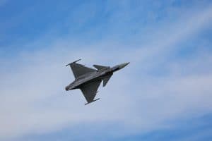 Ett militärflygplan som utför en manöver i luften.