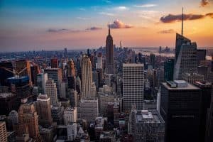 Panorama av New Yorks skyline med flera kända byggnader.