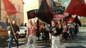 Demonstranter som marscherar med flaggor under en protest i Uppsala 1993.