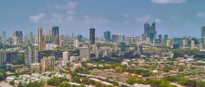 Panorama över Mumbais stadssiluett med moderna byggnader och grönska.