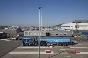 En bränslebil på en flygplats som illustrerar bränsleförsörjning till flygplan.