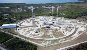 Flygbild över Space Launch Complex 40 vid Cape Canaveral, som visar uppskjutningsramper och omgivande område.