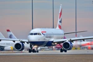 Ett British Airways-flygplan på landningsbanan, som representerar flygresor och turism.
