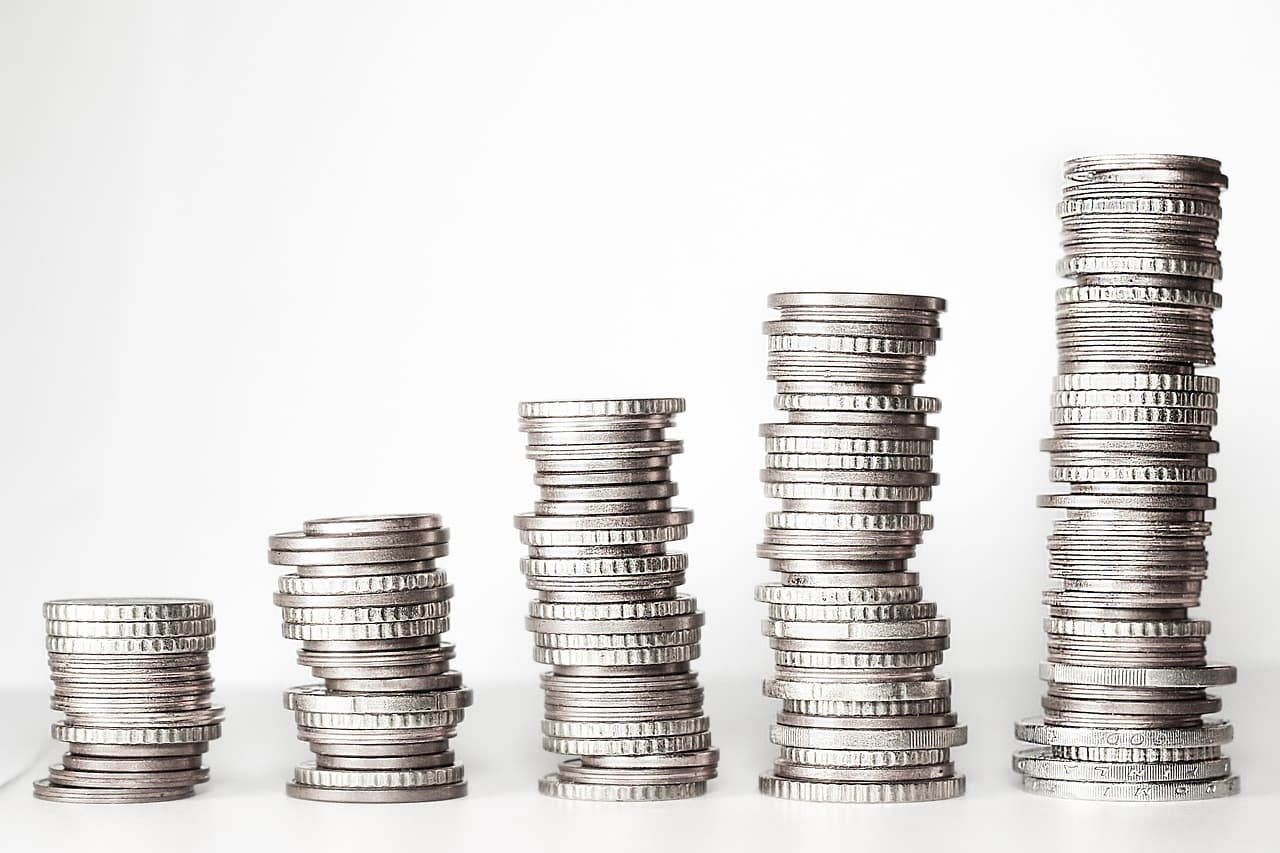 Stapel av mynt som visar en ökning, symboliserar finansiella frågor.