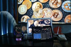 En smartphone och en laptop visar kryptovaluta och aktiemarknadsdata.
