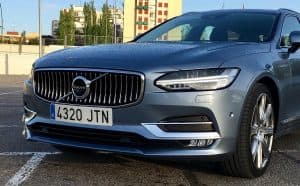 Närbild av en Volvo-bil parkerad utomhus.