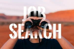 Person som håller en kikare med orden ’Job Search’ pålagda.