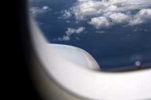 Utsikt från ett flygplansfönster med moln på himlen.
