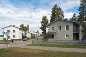 Bostadsgata med moderna hus och träd i Finland.