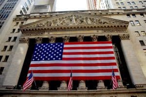 New York-börsens byggnad med en stor amerikansk flagga.