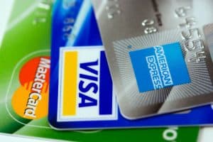 Närbild av kreditkortslogotyper för Visa, Mastercard och American Express.