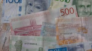 Svenska kronor sedlar i olika valörer.