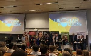 Paneldebatt i EU-parlamentet med flera deltagare och publik.