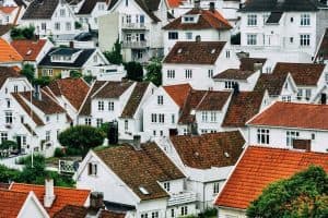 Flera vita hus med röda tak i ett bostadsområde.