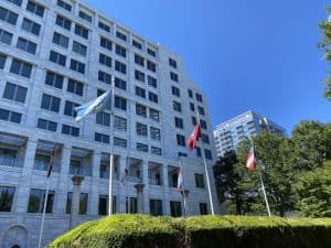 Federal Reserve-byggnaden i Atlanta med flaggor och träd.