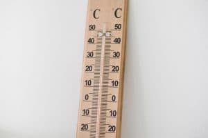 Närbild av en termometer som visar temperaturer över 30 grader Celsius.