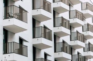 Flera moderna lägenhetsbalkonger i rad.