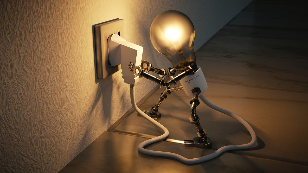 En glödlampa som kopplas in i ett eluttag.