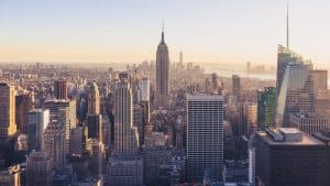 Stadssilhuett av New York City med Empire State Building i förgrunden.
