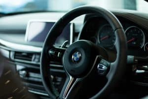 BMW-ratt och instrumentpanel.