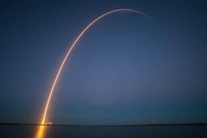 En SpaceX-raketuppskjutning med ett ljusspår på himlen.