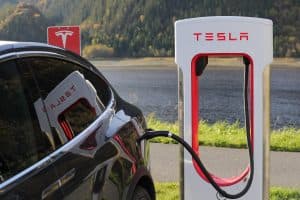En Tesla-bil laddas vid en Tesla-laddstation.