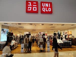 Uniqlo-klädbutik med skyltdockor och klädexponeringar.