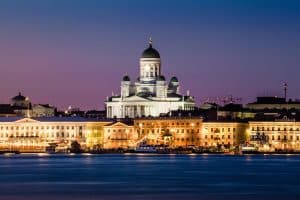 Vy över Helsingfors med katedralen i bakgrunden vid skymning.