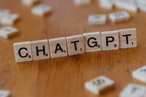 Scrabble-brickor som stavar ’CHATGPT’ på en träyta.