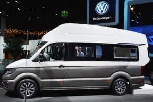 En Volkswagen California XXL husbil på en bilutställning.