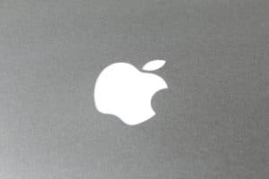 Apple-logotyp på en grå yta.