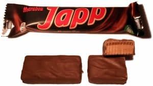 En Japp-chokladkaka från Marabou med en bit av chokladen avbruten.