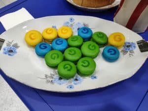 Färgglada macarons med Google-logotypen på ett fat.