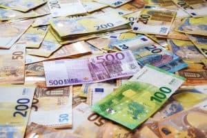 Högar av eurosedlar i olika valörer.