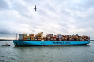 Maersk Line-containerfartyg på vattnet.