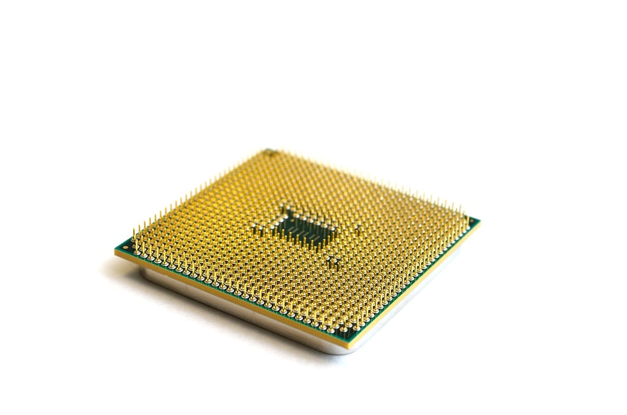 Närbild av en datorprocessor på vit bakgrund.