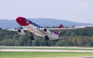 Edelweiss-flygplan som lyfter från en landningsbana.