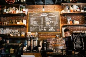 Interiör av ett kafé med en menytavla och olika kaffeprodukter.
