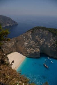 Navagiobukten med klarblått vatten och klippor på Zakynthos, Grekland.