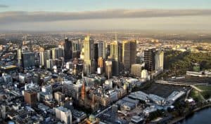 Flygfoto av Melbourne stadssilhuett vid solnedgång.