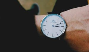 En Daniel Wellington-klocka på en handled.