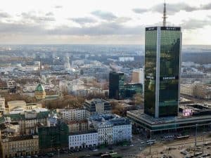 Samsung-byggnad i ett stadslandskap.