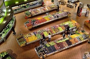 Översikt av en stormarknad med frukt- och grönsaksavdelning.