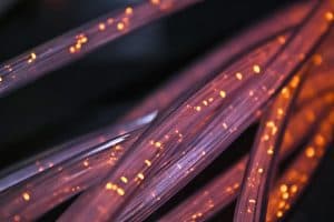 Närbild av fiberoptiska kablar med ljusglimtar.