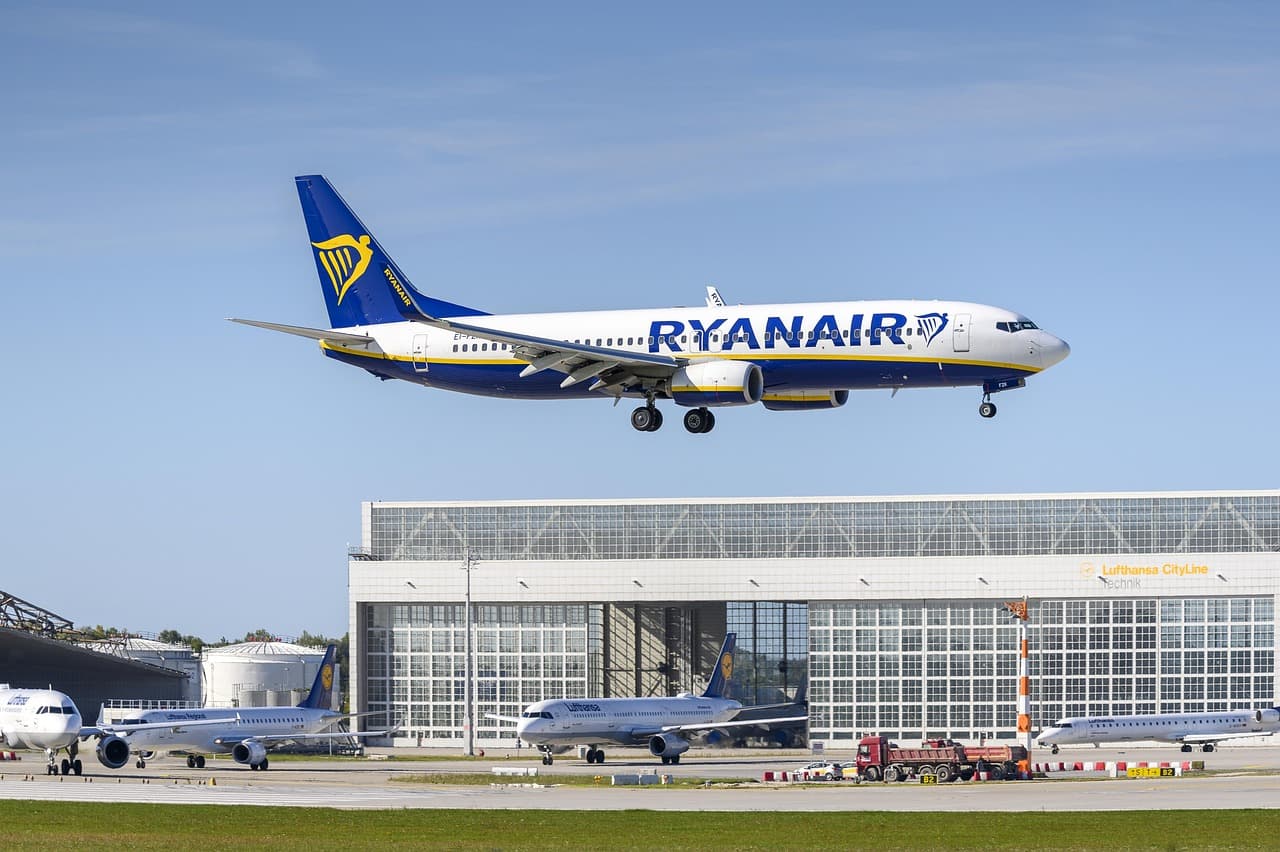 Ryanair flygplan landar på flygplatsen.