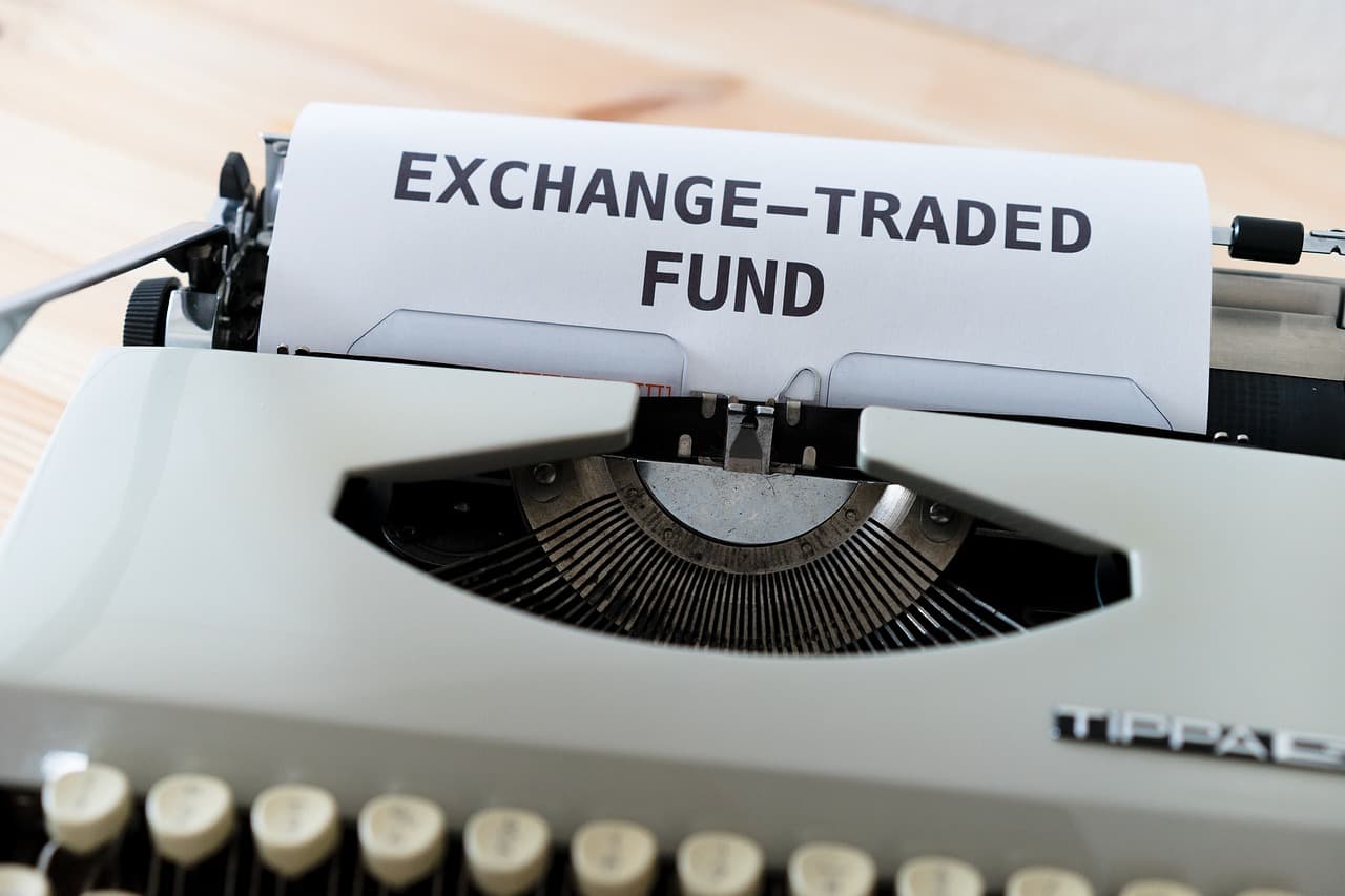 Närbild av en skrivmaskin med texten 'EXCHANGE-TRADED FUND'.