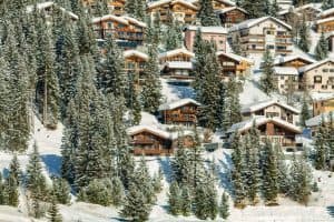 Snötäckta hus i en europeisk bergsby.
